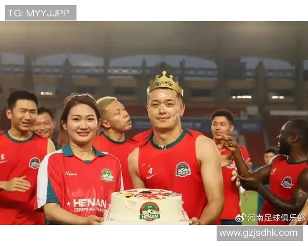 足球明星与美女粉丝亲密互动瞬间引发热议球迷们纷纷围观热情不减 足球明星与美女粉丝亲密互动瞬间引发热议球迷们纷纷围观热情不减