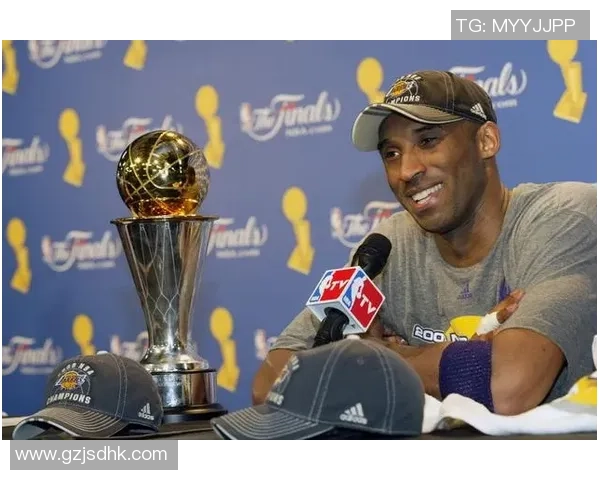 足球明星科比在绿茵场上的精彩瞬间与辉煌成就回顾 足球明星科比在绿茵场上的精彩瞬间与辉煌成就回顾