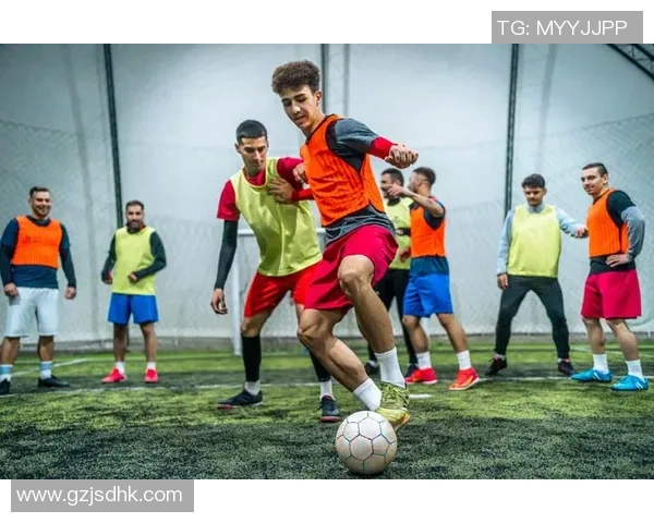 飞速旋转的足球明星展现惊人球速与技巧的完美结合